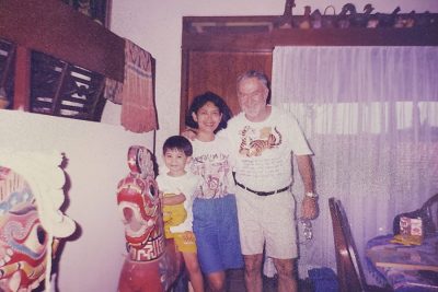 Mirna's first trip to Semarang and meeting Pakde John. Always remember his first greeting, "Are you a boy or a girl?"
Rest in peace, Pakde 💐